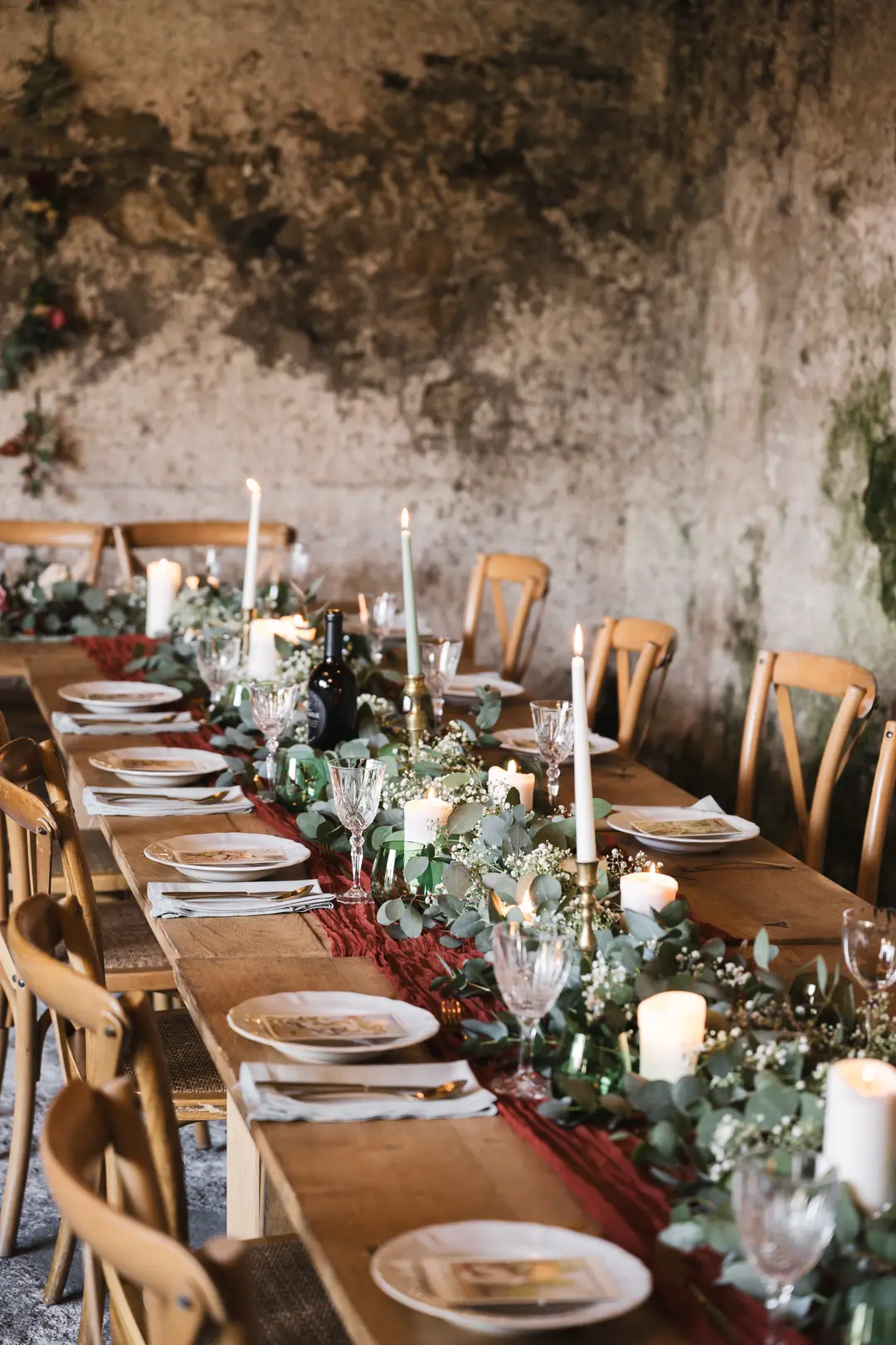 Guirlande fleurs table – mariage Annabelle & Liam, Château de Siradan