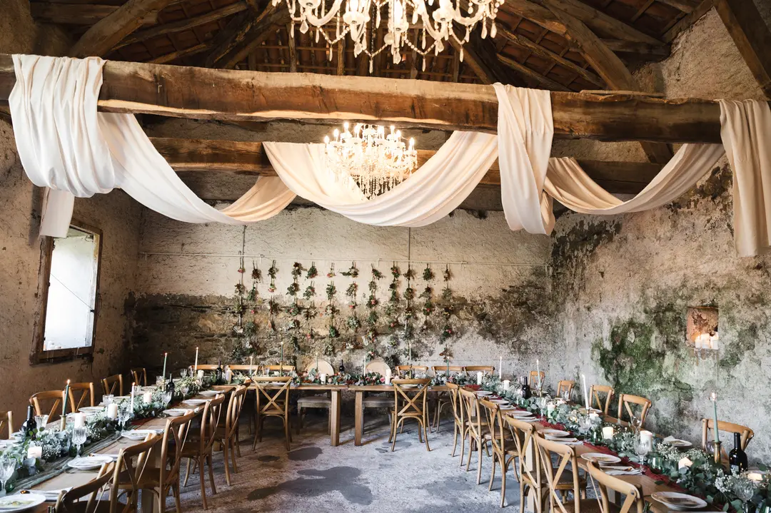 Guirlande fleurs table – mariage Annabelle & Liam, Château de Siradan