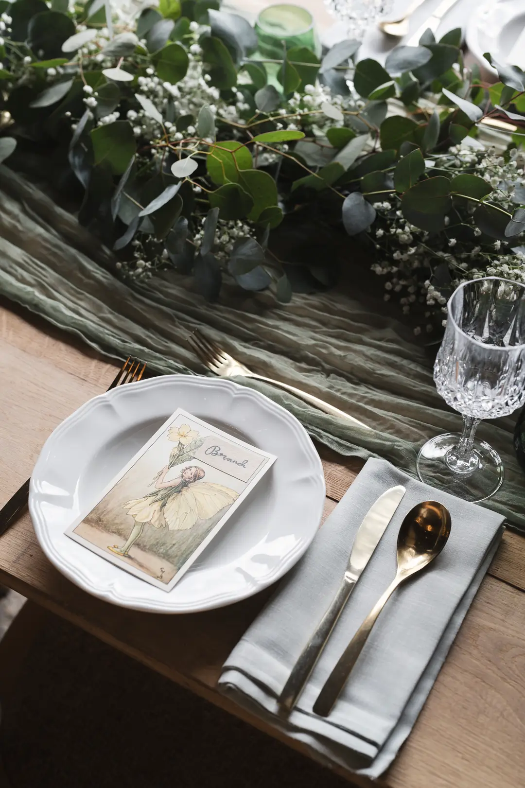 Guirlandes fleurs table – mariage Annabelle & Liam, Château de Siradan