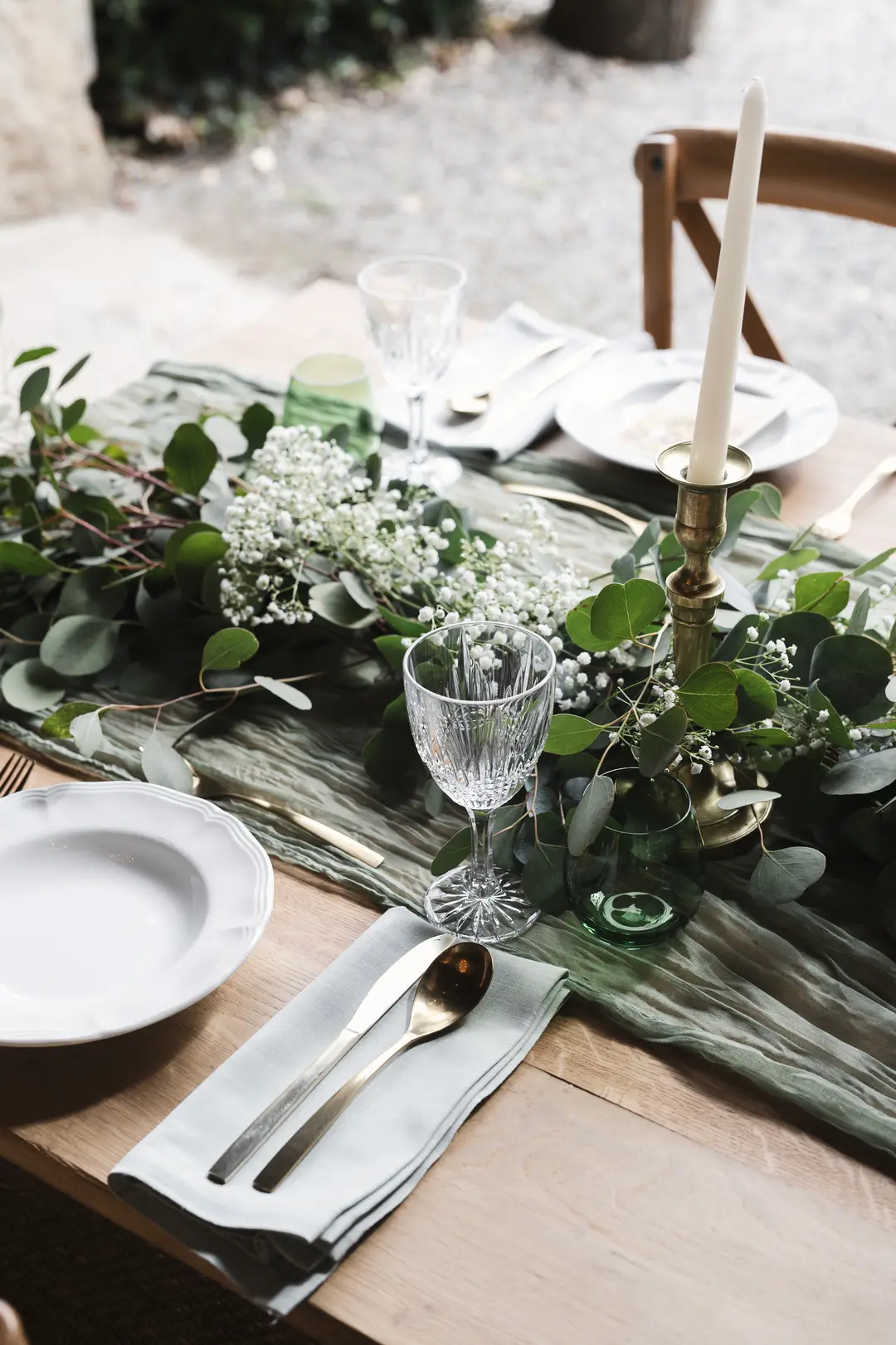 Guirlandes fleurs table – mariage Annabelle & Liam, Château de Siradan