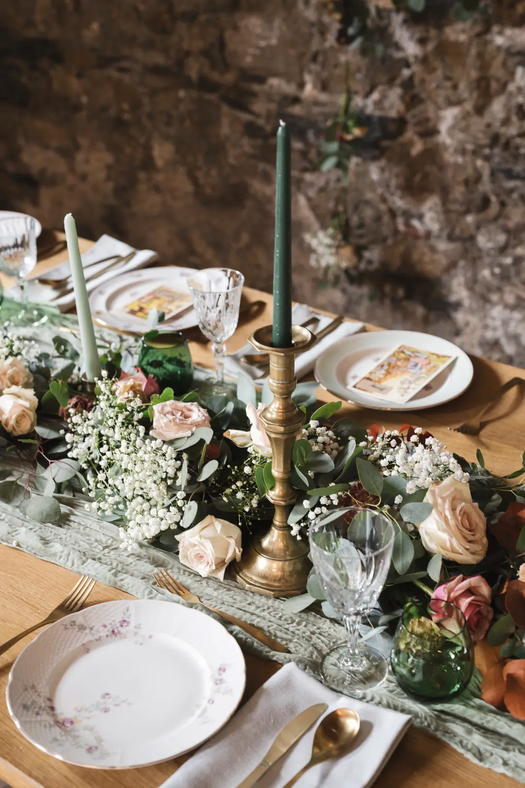 Guirlandes fleurs table – mariage Annabelle & Liam, Château de Siradan