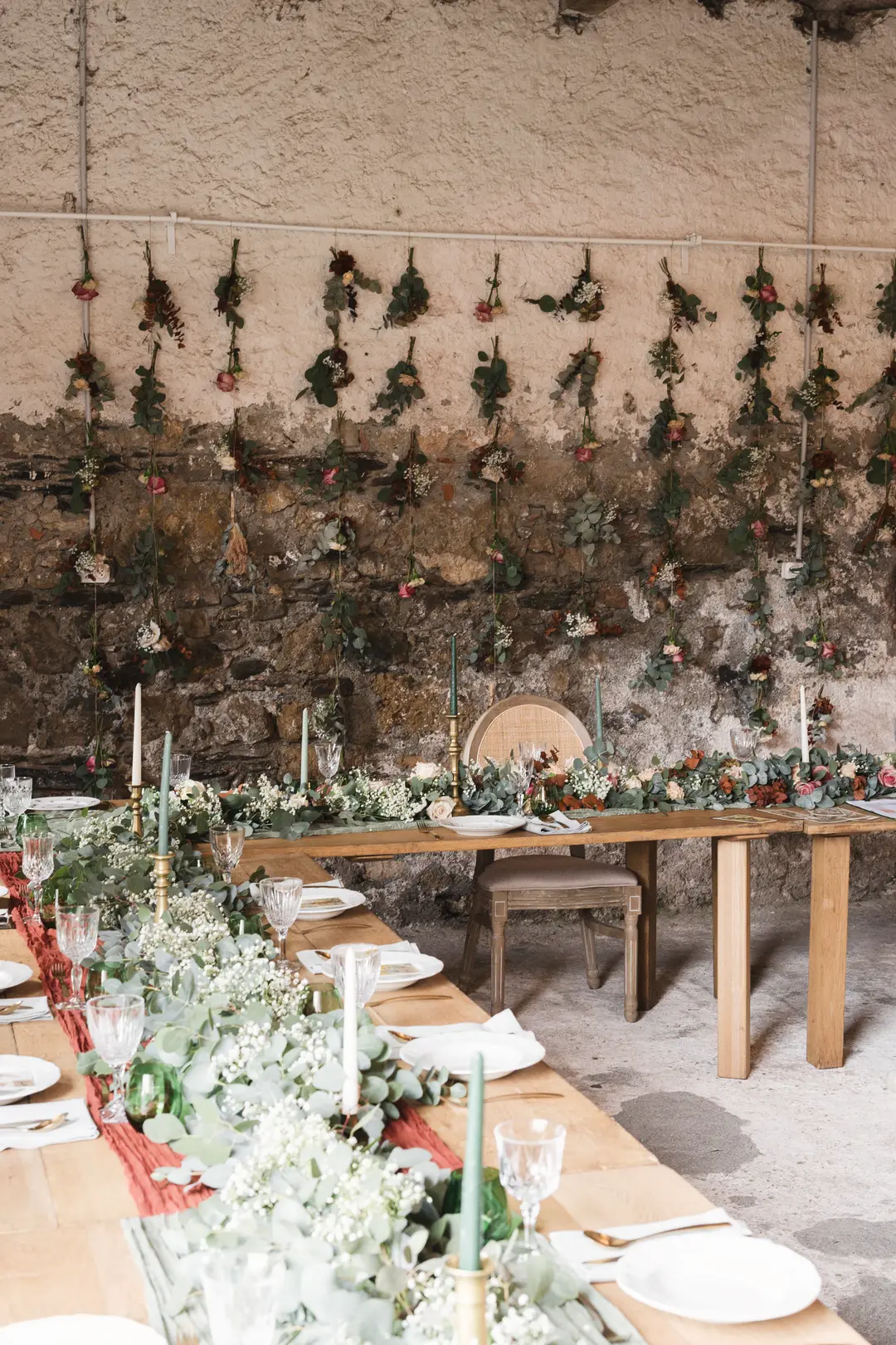 guirlandes fleurs table – mariage Annabelle & Liam, Château de Siradan