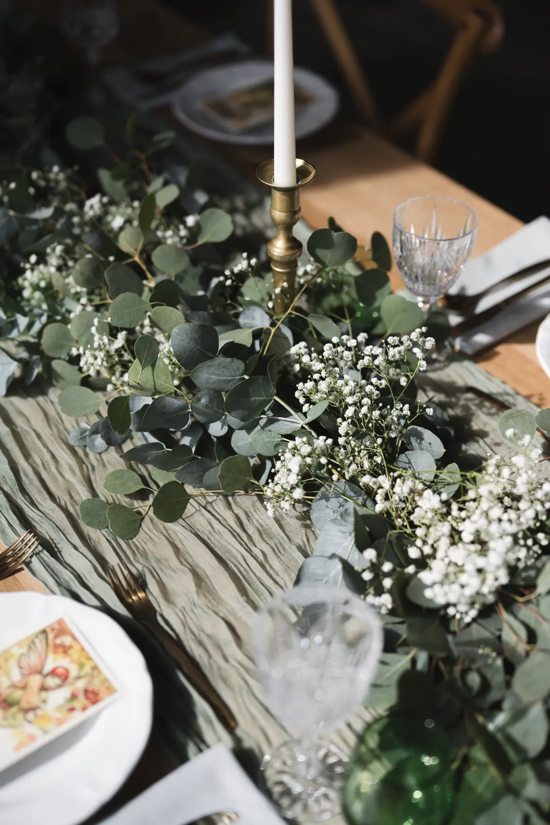 guirlandes fleurs table – mariage Annabelle & Liam, Château de Siradan