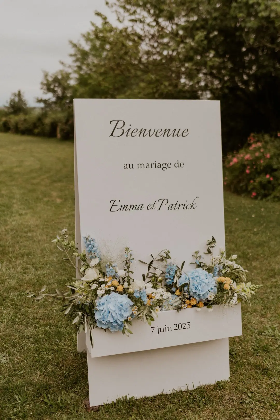 Panneau de bienvenue fleuri – mariage Emma & Patrick, Château de Caumont