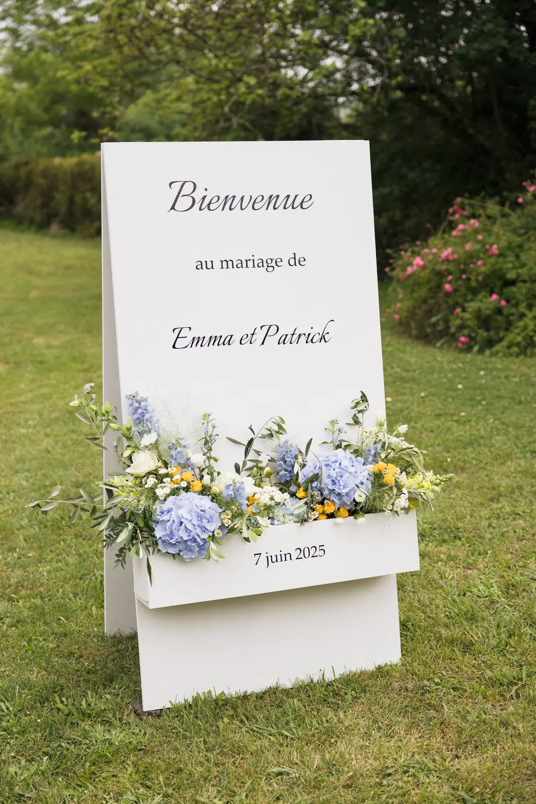 Panneau de bienvenue fleuri – mariage Emma & Patrick, Château de Caumont