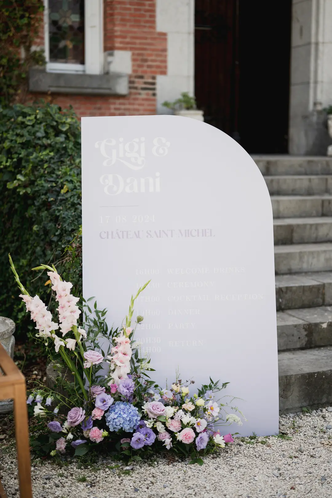 Panneau de bienvenue fleuri – mariage Georgina & Daniel, Château Saint-Michel