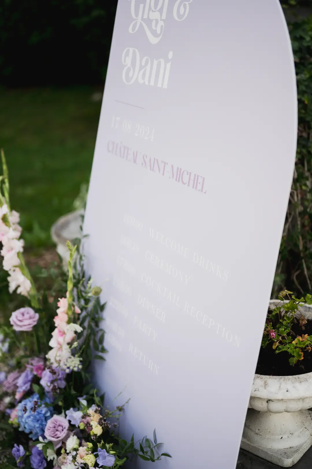 Panneau de bienvenue fleuri – mariage Georgina & Daniel, Château Saint-Michel