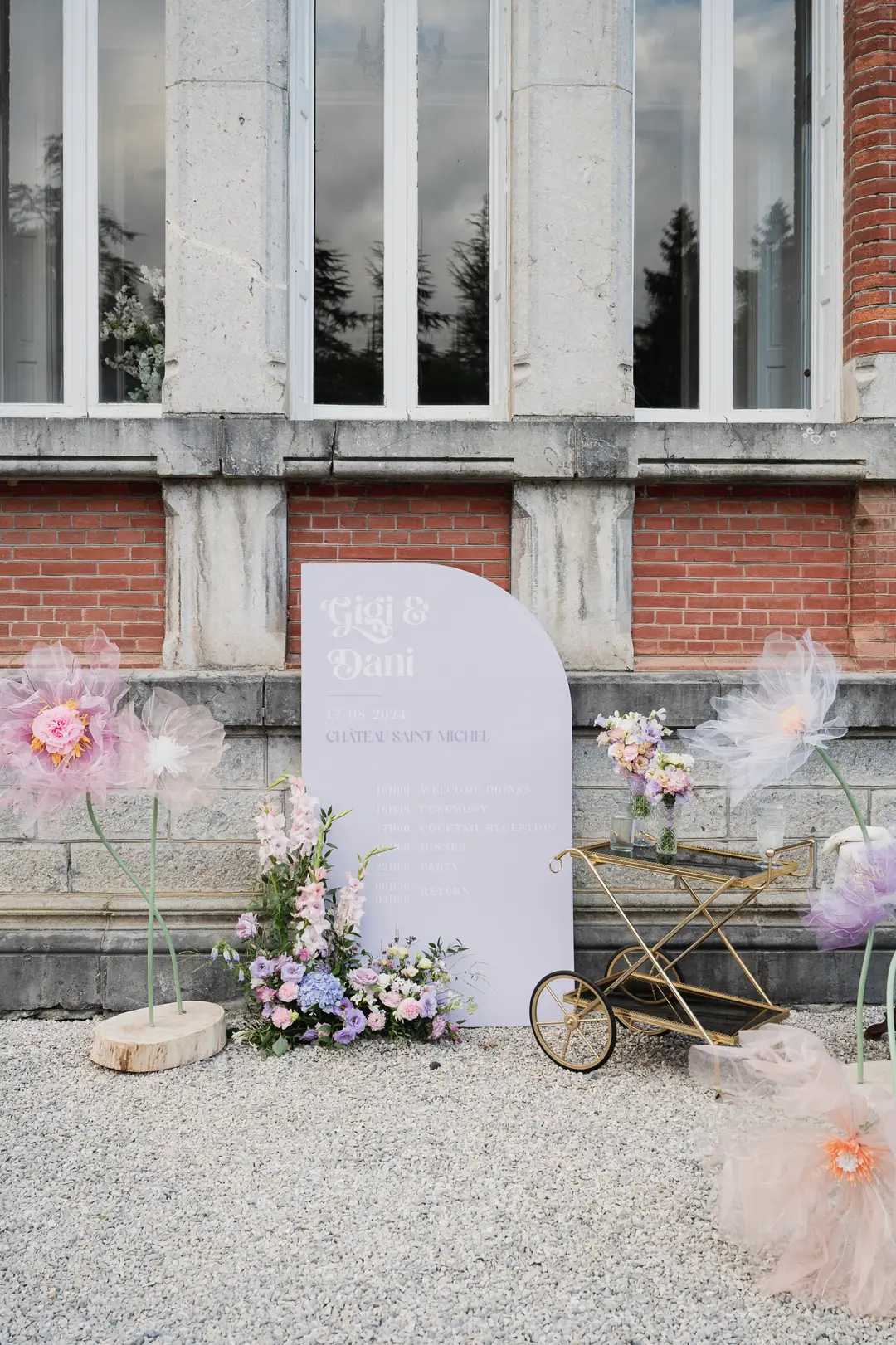 Panneau de bienvenue fleuri – mariage Georgina & Daniel, Château Saint-Michel