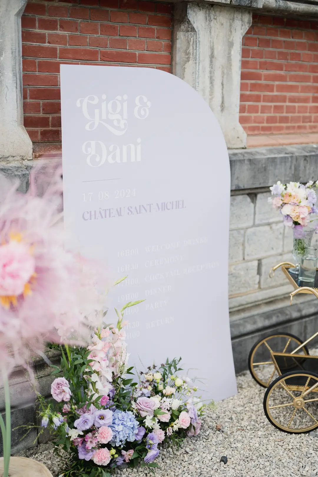 Panneau de bienvenue fleuri – mariage Georgina & Daniel, Château Saint-Michel