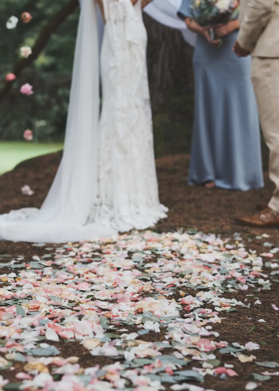 Pétales allée de cérémonie – mariage Casey & Kyle, Château de Siradan
