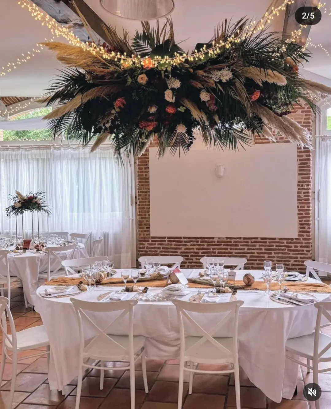 Suspension florale – mariage Jessica & Yoann, Domaine Saint-Marcel