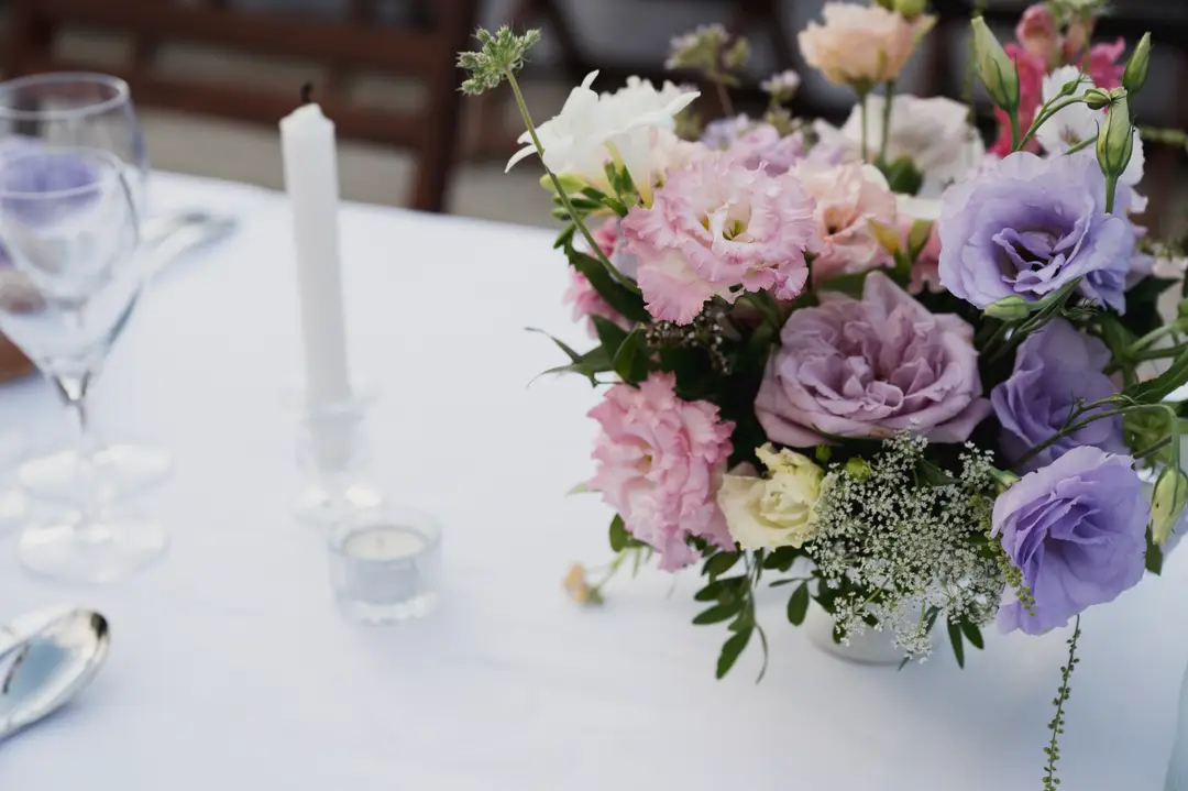 table fleurie – mariage Georgina & Daniel, Château Saint-Michel